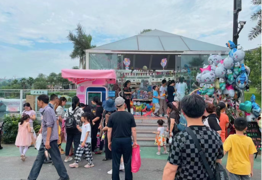 售賣(mài)中的冰淇淋售賣(mài)機(jī)