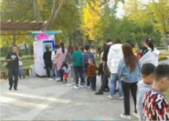 山東淄博人民公園里的自動(dòng)冰淇淋機(jī)竟然因?yàn)橐恢薄氨慌抨?duì)”上了熱搜？